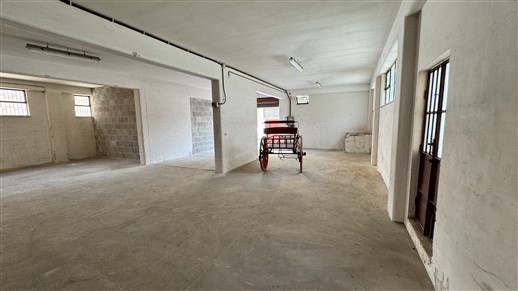 P  R  E  Z  Z  O     R  I  B  A  S  S  A  T  O  -  Locale Deposito con Spazio Esterno Privato